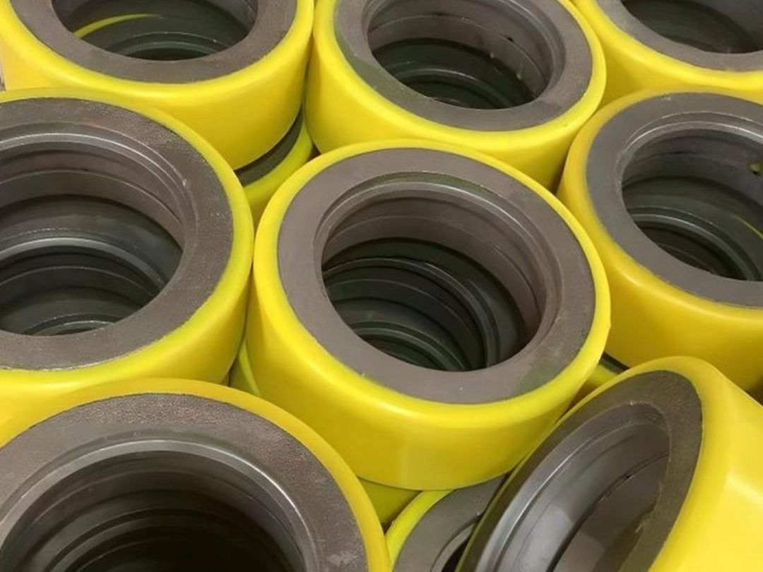 聚氨酯包膠輪在多個領域有廣泛應用,包括物流,工業制造,倉儲,礦山輸送