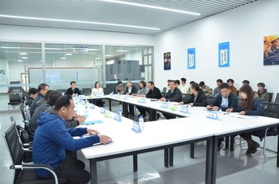 機(jī)電工程學(xué)院成功舉辦“桂水智造創(chuàng)新產(chǎn)品孵化中心”“華中數(shù)控產(chǎn)業(yè)學(xué)院”揭牌儀式暨五軸加工技術(shù)服務(wù)研討會(huì)